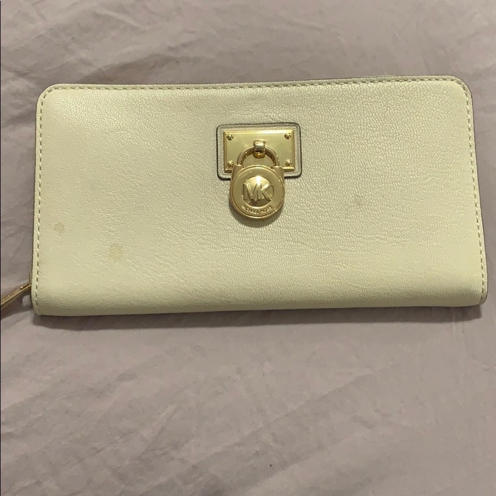 Coach GUC Cream / off white soft leather gold lock wallet.